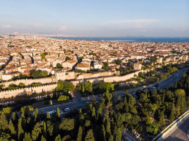 Hava dron görünümü antik Konstantinopolis'ın Istanbul'duvarlar / Bizans İstanbul'giriş Belgrad'a adamıştır. Tarihi yapısı.