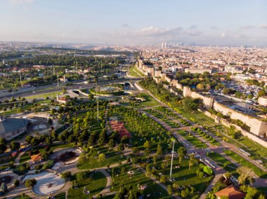 Hava dron görünümü antik Konstantinopolis'ın Istanbul'duvarlar / Bizans İstanbul'giriş Belgrad'a adamıştır. Tarihi yapısı.