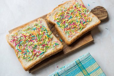 Sprinkles ve tereyağı ile Avusturya peri ekmek. Geleneksel gıda.