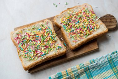 Sprinkles ve tereyağı ile Avusturya peri ekmek. Geleneksel gıda.