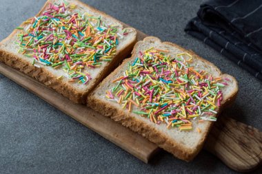 Sprinkles ve tereyağı ile Avusturya peri ekmek. Geleneksel gıda.