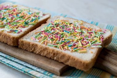 Sprinkles ve tereyağı ile Avusturya peri ekmek. Geleneksel gıda.