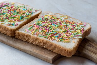 Sprinkles ve tereyağı ile Avusturya peri ekmek. Geleneksel gıda.