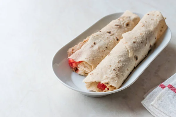 Envoltura Comida Rápida Turca Gozleme Con Tomates Queso Alimentos Tradicionales —  Fotos de Stock