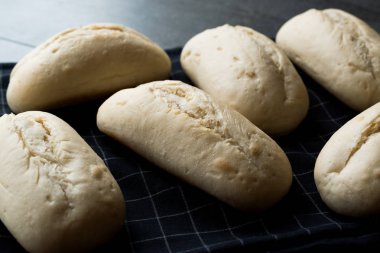 Fırın fırında ham baget ekmek hazır. Organik Fransız Francala ekmek