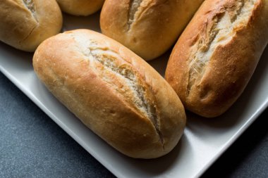 Taze pişmiş baget ekmek plaka. Organik Fransız Francala ekmek