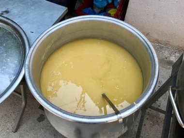 Kazan içinde Türk geleneksel mercimek çorbası / Mercimek çorba. Organik gıda.