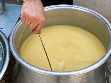 Kazan içinde Türk geleneksel mercimek çorbası / Mercimek çorba. Organik gıda.