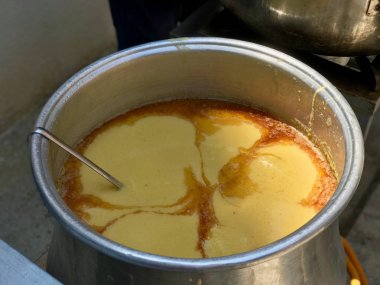 Kazan içinde Türk geleneksel mercimek çorbası / Mercimek çorba. Organik gıda.