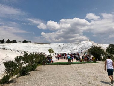 Istanbul, Türkiye - 23 Temmuz 2018: Doğal Traverten havuzları ve teraslar halinde Pamukkale. Güneybatı Türkiye manzara kalede pamuk.