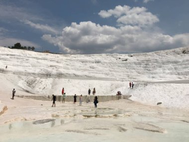 Istanbul, Türkiye - 23 Temmuz 2018: Doğal Traverten havuzları ve teraslar halinde Pamukkale. Güneybatı Türkiye manzara kalede pamuk.