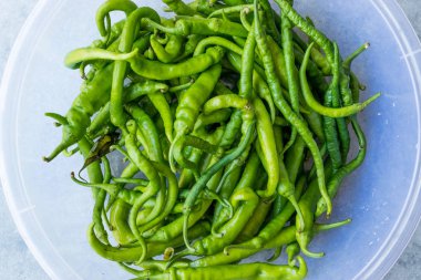 Yeşil biber şeffaf plastik kase. Organik gıda.