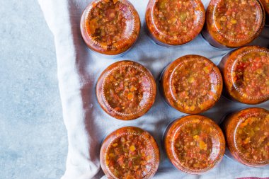 Ev yapımı salça cam yapıştırma korunmuş. Organik gıda.