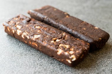 Fıstık çikolata Bar tarihi meyve, kakao kütlesi, yulaf ezmesi, Himalaya tuz, hindiba kökü ve Fiber ile yaptı. Eenergy Bar.