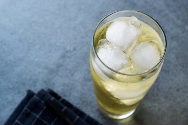 Votka enerji kokteyl buz ve siyah saman ile. Alkollü içecek.