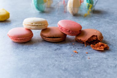 Renkli Fransız ya da İtalyan Macarons yığın / acıbadem kurabiyesi kek. Geleneksel tatlı.