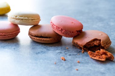 Renkli Fransız ya da İtalyan Macarons yığın / acıbadem kurabiyesi kek. Geleneksel tatlı.