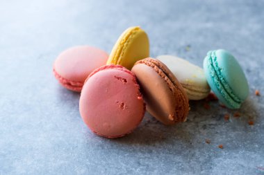 Renkli Fransız ya da İtalyan Macarons yığın / acıbadem kurabiyesi kek. Geleneksel tatlı.