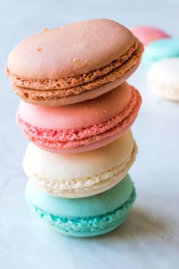 Renkli Fransız ya da İtalyan Macarons yığın / acıbadem kurabiyesi kek. Geleneksel tatlı.