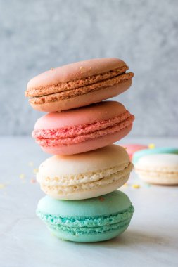 Renkli Fransız ya da İtalyan Macarons yığın / acıbadem kurabiyesi kek. Geleneksel tatlı.