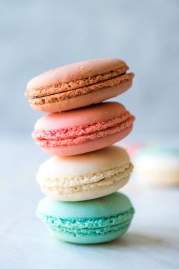 Renkli Fransız ya da İtalyan Macarons yığın / acıbadem kurabiyesi kek. Geleneksel tatlı.