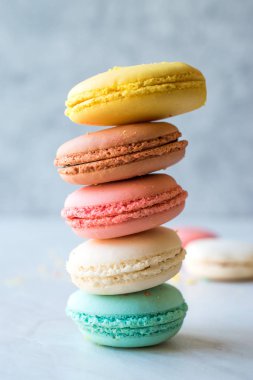 Renkli Fransız ya da İtalyan Macarons yığın / acıbadem kurabiyesi kek. Geleneksel tatlı.