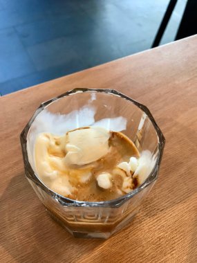 Affogato Kahve Espresso ve dondurma cam. Geleneksel tatlı.