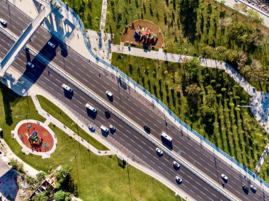 Türkiye'de ağaçlar Yenikapı Florya Bakırköy Istanbul karayolu hava dron görünümü. Cityscape.