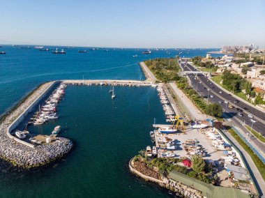 Yenikapı Bakırköy Marina iskele görünümünü hava dron / Istanbul deniz ile Türkiye'de tekneler.