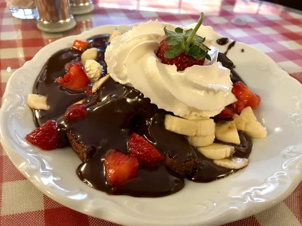 Fondue Chocolate Con Crema Batida Italiana Fresas Rodajas Plátano Pastel — Foto de Stock