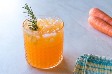 Havuç kokteyl Crushed Buz ve biberiye ile. İçecek konsepti.