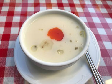 Türk kızarmış et çorbası kızarmış tereyağı sosu ile / Kavurma tarifi. Geleneksel organik gıda.