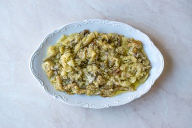 Türk meze közlenmiş patlıcan ya da patlıcan / Kaymaklı Cevizzade. Geleneksel gıda.