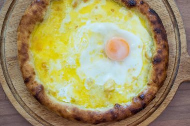 Sahanda yumurta ve peynir ile Türk yuvarlak Pide. Geleneksel gıda.