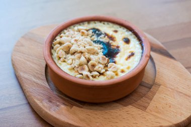 Türk tatlı sütlaç Sutlac fındık tozu ile. Geleneksel gıda.