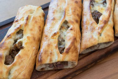 Kıyma Kavurma salatası ve turşu ile Türk Bafra Pide. Geleneksel gıda.