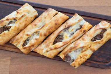 Kıyma Kavurma salatası ve turşu ile Türk Bafra Pide. Geleneksel gıda.