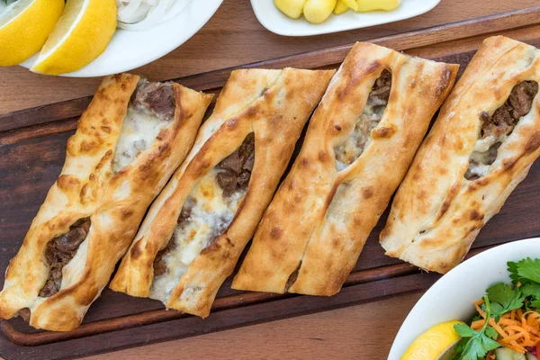 Turco Bafra Pide Con Carne Picada Kavurma Ensalada Encurtidos Alimentos —  Fotos de Stock