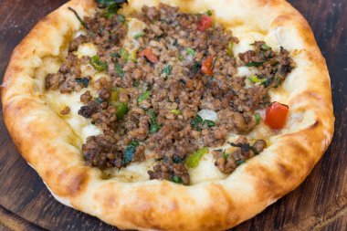 Türk yuvarlak Pide et Kiyma ve peynir ile. Geleneksel gıda.