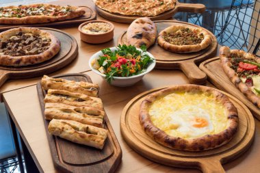 Sığır eti, peynir, kızarmış yumurta ve salata ile Türk Pide geleneksel gıda çeşitli. Geleneksel Foo.