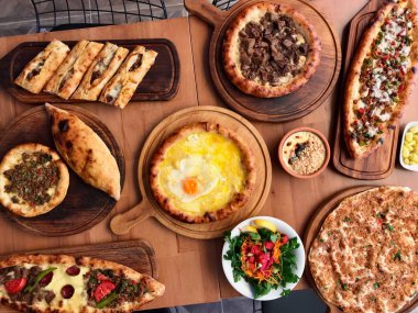 Sığır eti, peynir, kızarmış yumurta ve salata ile Türk Pide geleneksel gıda çeşitli. Geleneksel Foo.