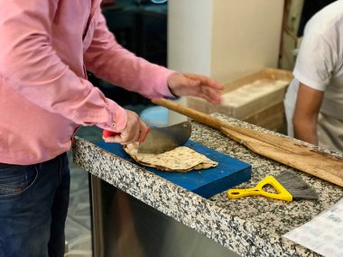 Kıyılmış et Kiyma gelen kuzu ile yemek Lahmacun. Geleneksel gıda.