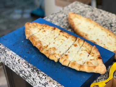 Tukish Karadebiz pide peynirli / Kasarli pide. Geleneksel organik gıda.