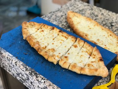 Tukish Karadebiz pide peynirli / Kasarli pide. Geleneksel organik gıda.