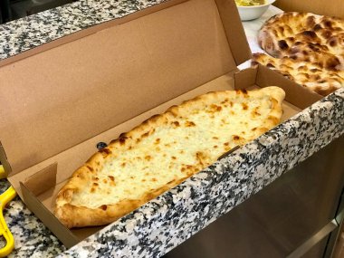 Tukish Karadebiz pide peynirli / Kasarli pide. Geleneksel organik gıda.
