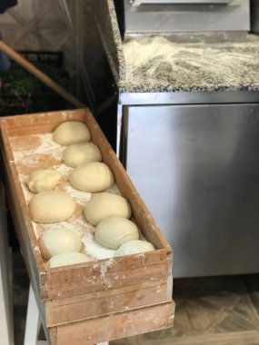 Çiğ ekmek hamur topu için ahşap kutusunda Türk Pide şeklinde. Ham pasta.