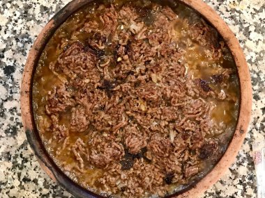 Türk kavrulmuş et güveç içinde / Kiyma Kavurma. Geleneksel organik gıda.