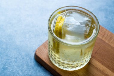 İrlandalı Ale kokteyl Zencefilli bira, limon ve buz alkollü içecek.