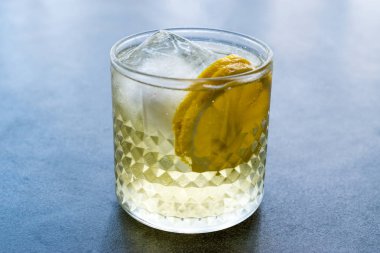 İrlandalı Ale kokteyl Zencefilli bira, limon ve buz alkollü içecek.