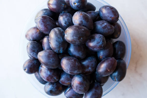 Damson Plums Plastic Bowl Alimentos Orgânicos — Fotografia de Stock